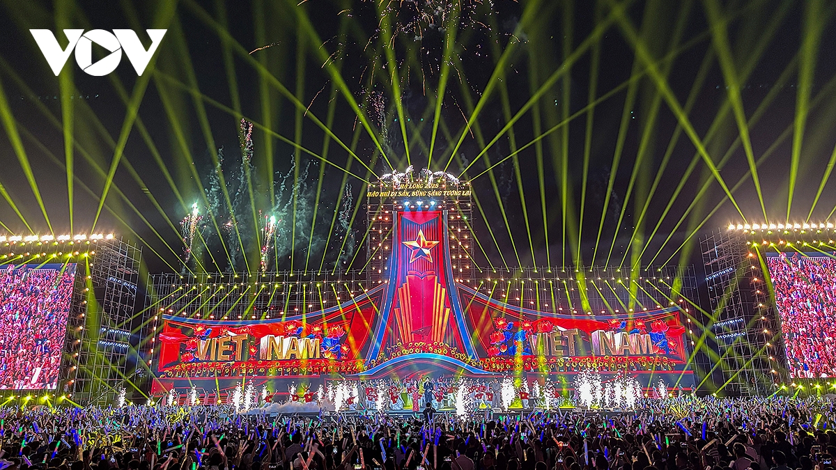 30.000 khán giả “cháy hết mình” cùng dàn sao trong Concert Hạ Long